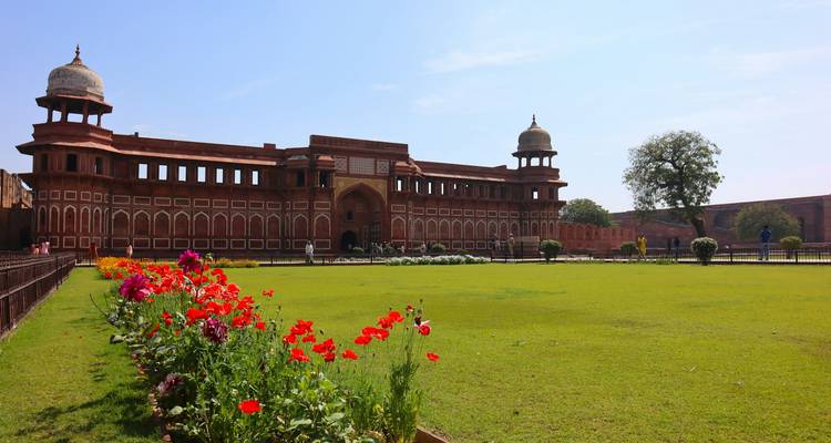 Jahangir Paleis met bloemen en heldere lucht.