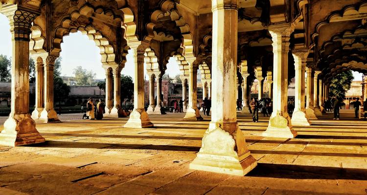 Hal van Publieke Audiëntie met spel van licht en schaduwen.