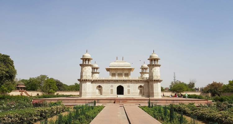 Tombe van I'timād-ud-Daulah met tuinen ervoor.
