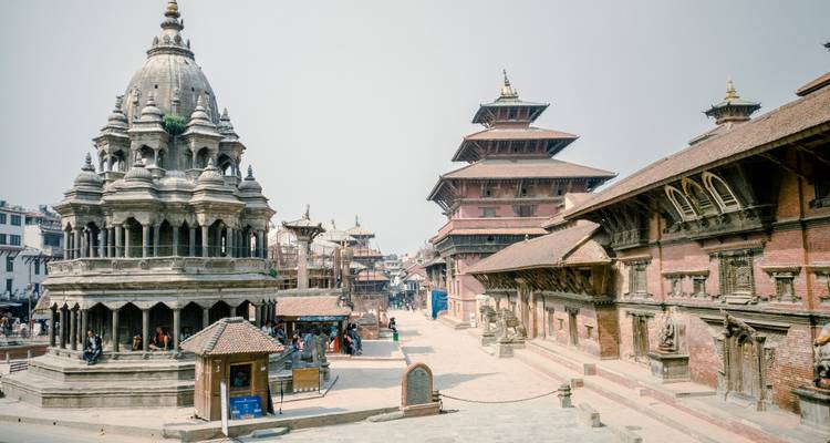 Traditionelle nepalesische Architektur mit gehenden Menschen.