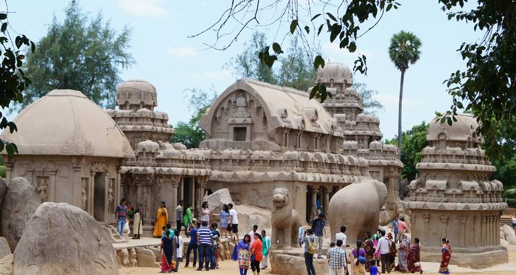 Eine Gruppe von Menschen, die alte Steinbauten erkundet.