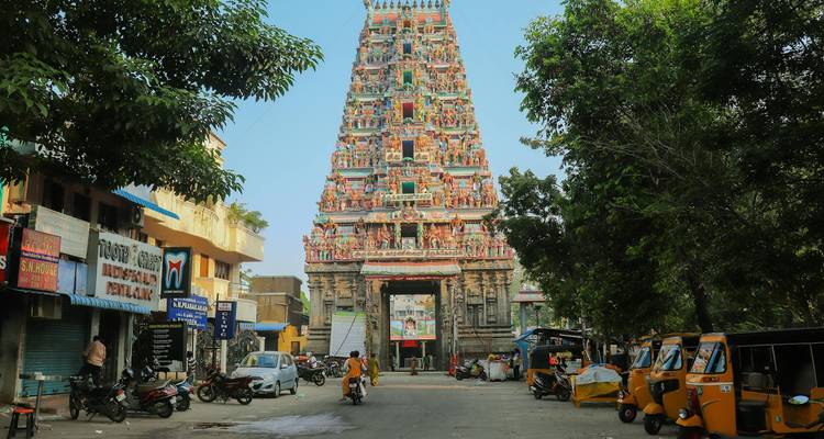 Bunter Tempeleingang in einer belebten Straßenumgebung.