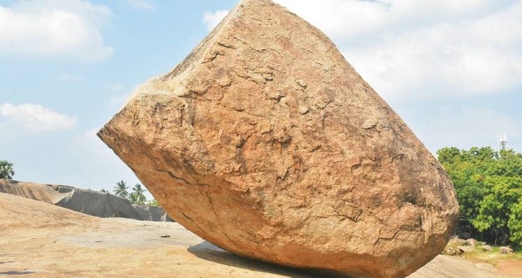 Eine große, ausbalancierte Felsformation vor einem blauen Himmel.