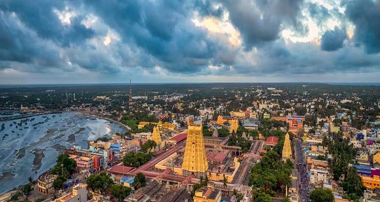 Vue aérienne d'une ville avec des temples remarquables et un littoral.
