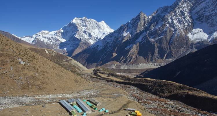 Bergblick mit einem Campingplatz im Manaslu Basislager.