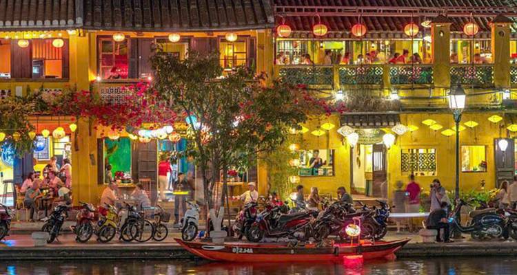 Hoi An Flussufer mit Laternen und lebhaftem Nachtleben.