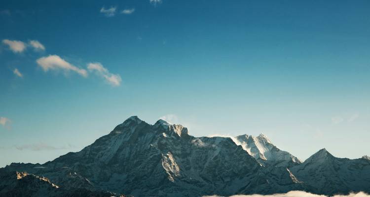 Majestätische schneebedeckte Berge unter einem klaren Himmel.