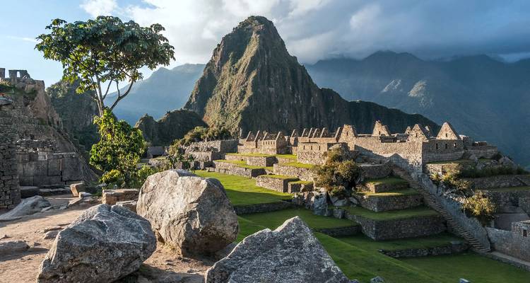 Machu Picchu met Huayna Picchu en dramatische wolken.