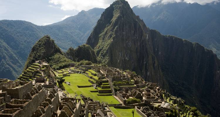 Panorama des ruines de Machu Picchu et de la chaîne de montagnes.