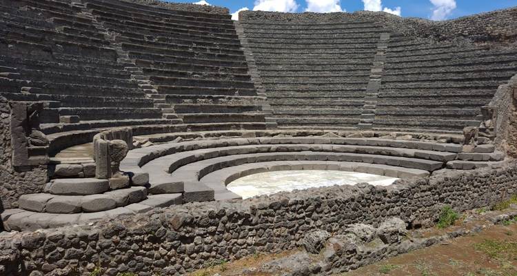 Anfiteatro romano antiguo con asientos de piedra.