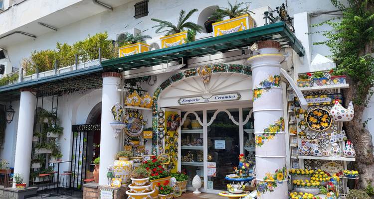 Tienda de cerámica con decoraciones coloridas y platos afuera.