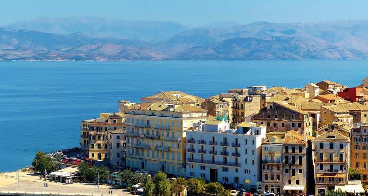 Küstenlandschaft mit Meerblick.