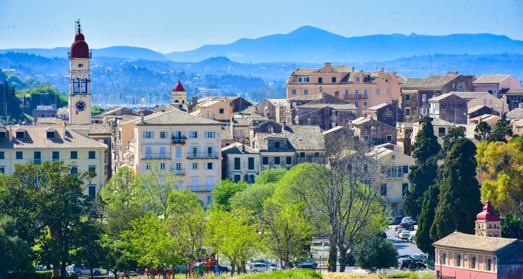 Stadtansicht mit historischen Gebäuden und Uhrenturm.