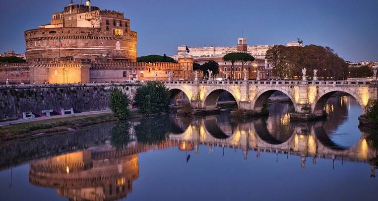 Castel Sant'Angelo und Brücke in der Dämmerung.
