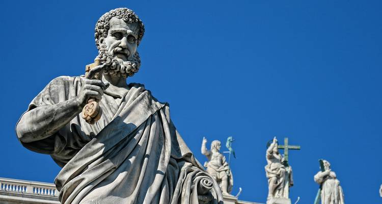 Statue des Heiligen Petrus mit einem Schlüssel.