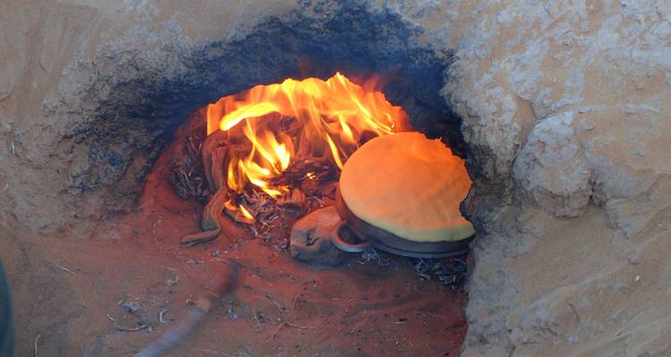 Traditionelles Brotbacken in einem Wüstenofen.