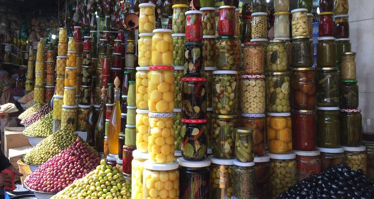 Verschiedene eingelegte Waren in einer Marktauslage.