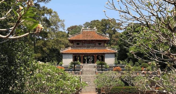 Ein traditioneller vietnamesischer Tempel, umgeben von üppigen Gärten.