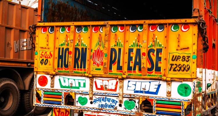Arrière coloré d'un camion indien avec le message « Horn Please ».