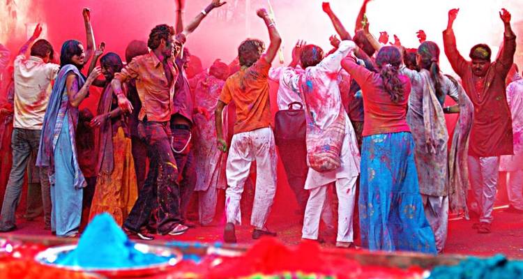 Des gens célébrant Holi avec des poudres colorées.