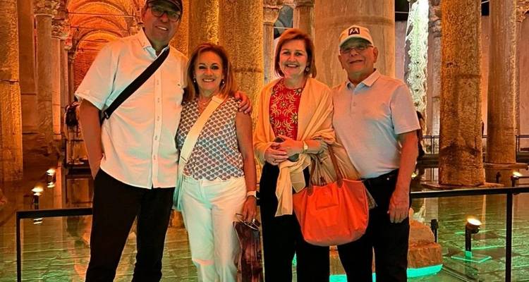 Grupo de pie dentro de la Cisterna Basílica