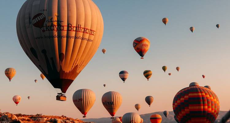 Montgolfières dans le ciel au lever du soleil.