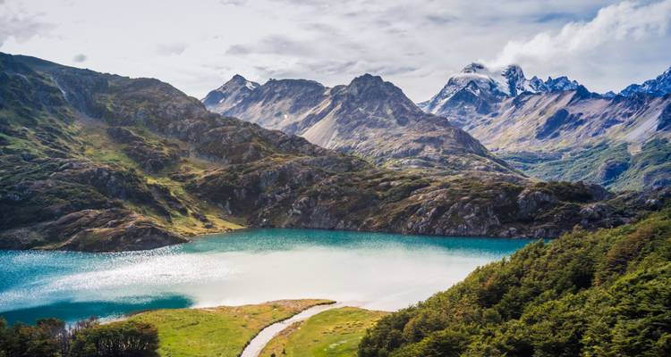 Schilderachtig uitzicht op een turkooisblauwe meer omringd door ruige bergen.