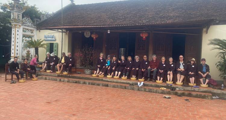 Gruppe von Menschen, die in passenden Outfits auf einer Terrasse sitzen.