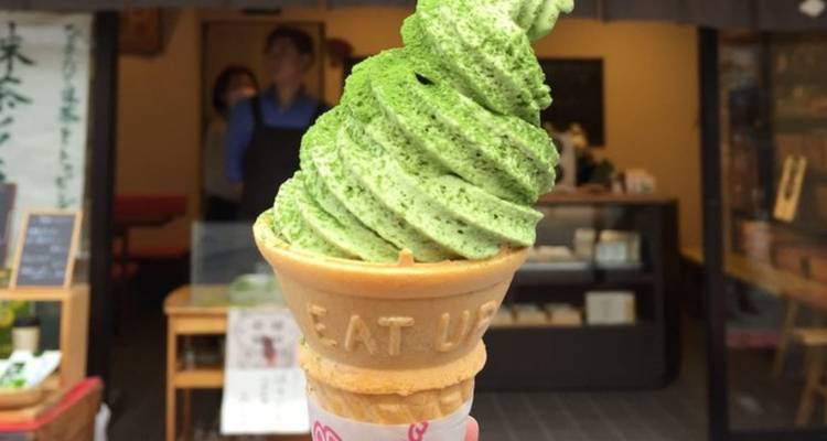 Nahaufnahme einer Eistüte mit Matcha-Geschmack.