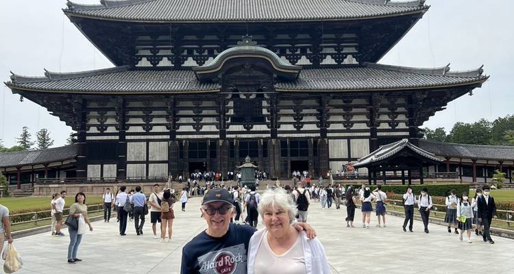 Paar steht vor dem Todaiji-Tempel.