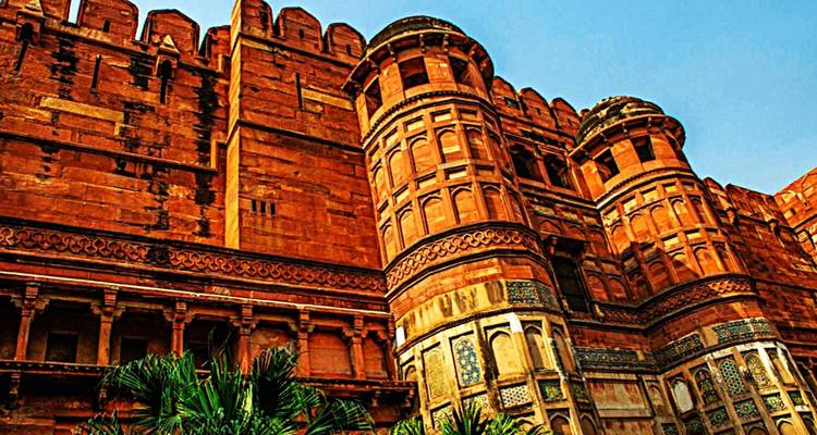 Historisch fort met ingewikkelde architectuur en palmbomen.