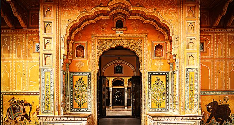 Ingewikkeld versierde ingang van een paleis met levendige kleuren.