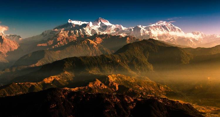 Schilderachtig uitzicht op de Himalaya bij zonsondergang.