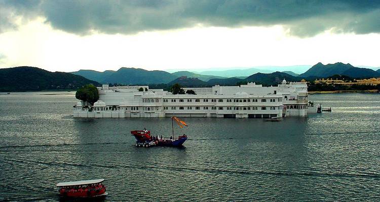 Seepalast in Udaipur mit Booten.