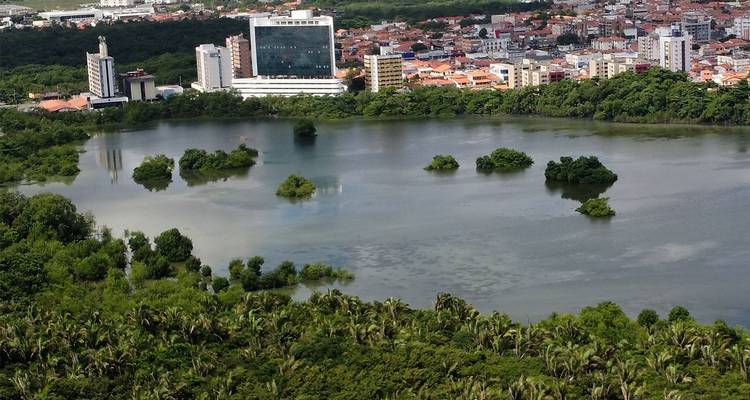 Urbane Lagune, umgeben von Gebäuden und dichter Vegetation in São Luís, Brasilien.