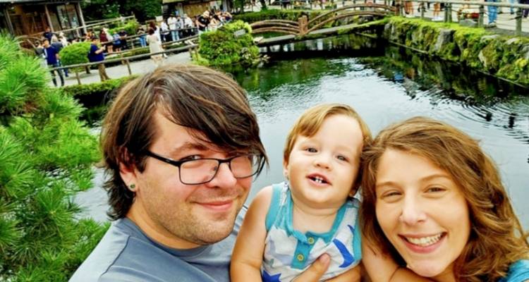 Familie-Selfie vor einem Teich mit Blick auf den Berg Fuji