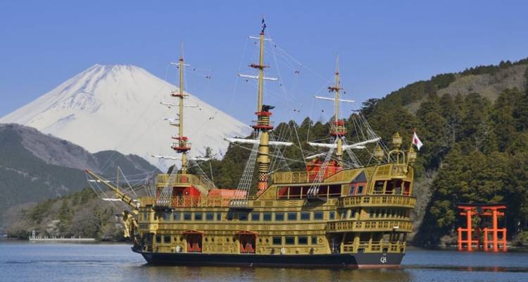 Malerische Aussicht auf ein Piratenschiff mit dem Berg Fuji
