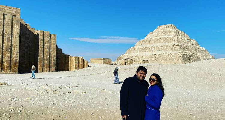 Menschen die poseren met de Piramide van Djoser op de achtergrond.