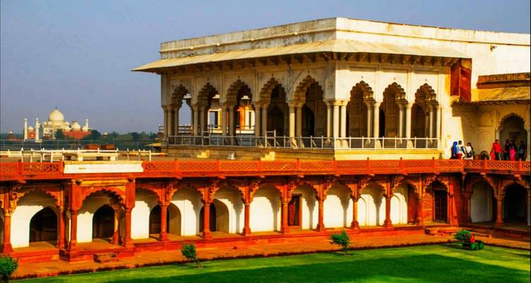 Fort met uitzicht op een beroemd monument in de verte.