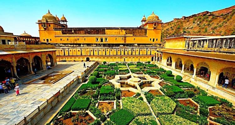 Majestueus fort met verzorgde tuinen.