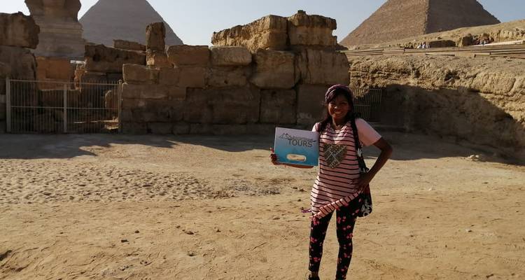 Toerist die een rondleidingsbord vasthoudt voor piramides.