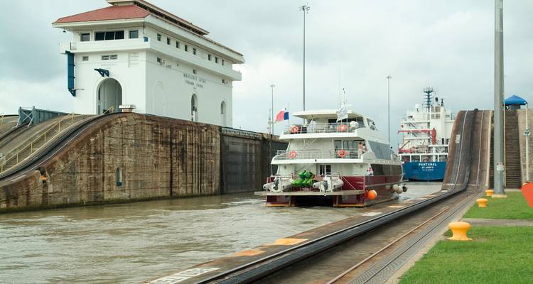 Barcos navegando a través de un sistema de esclusas de canal.
