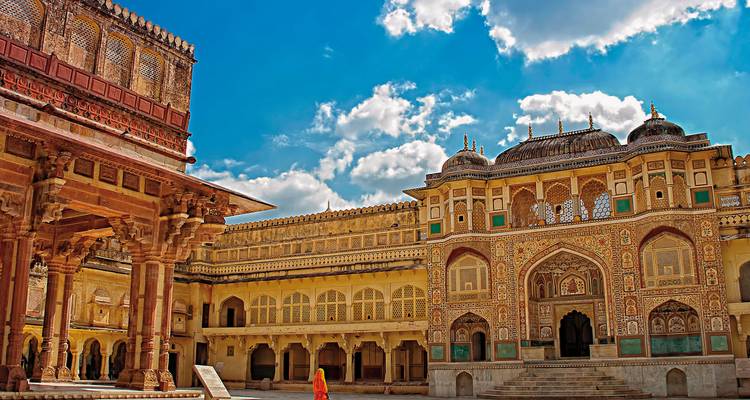 Cour colorée et au design complexe d'un fort historique.
