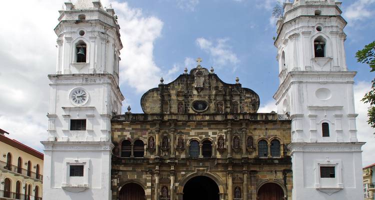 Frontansicht der Metropolitankathedrale in Panama-Stadt.