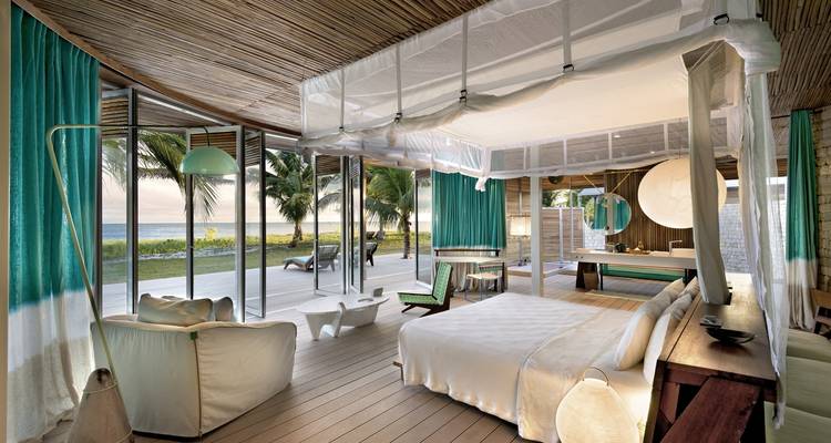 Suite élégante en bord de mer avec décoration moderne et vue sur l'océan.