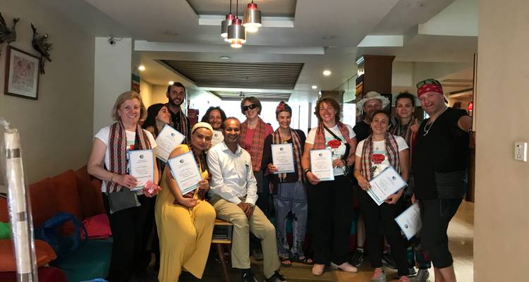 Een groep mensen die certificaten vasthouden en een gebeurtenis binnenshuis vieren.