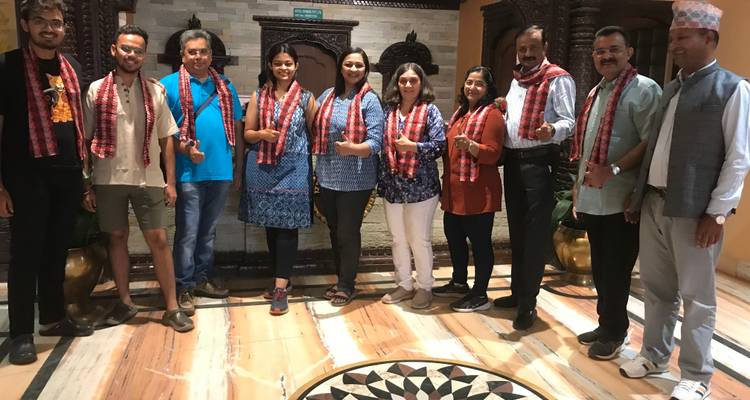 Een groep mensen die poseert voor een foto in een traditionele omgeving.