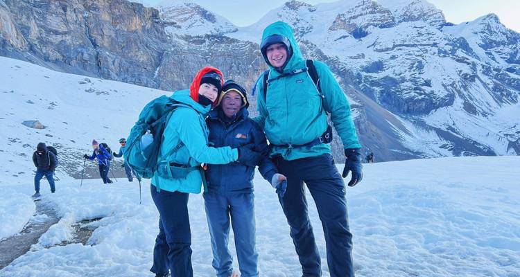 Menschen in winterkleding die op een besneeuwde bergpad staan.