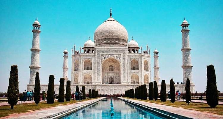Taj Mahal's opvallende witte marmeren gevel met ingewikkelde ontwerpen.
