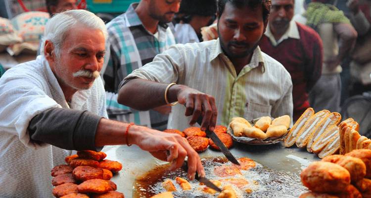 Straatverkopers die verschillende gebakken gerechten bereiden en verkopen.